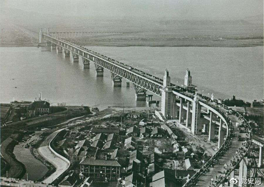 1968年12月29日， 南京長(zhǎng)江大橋全面建成通車。這是當(dāng)時(shí)中國(guó)自行設(shè)計(jì)建造的最大的鐵路、公路兩用橋。